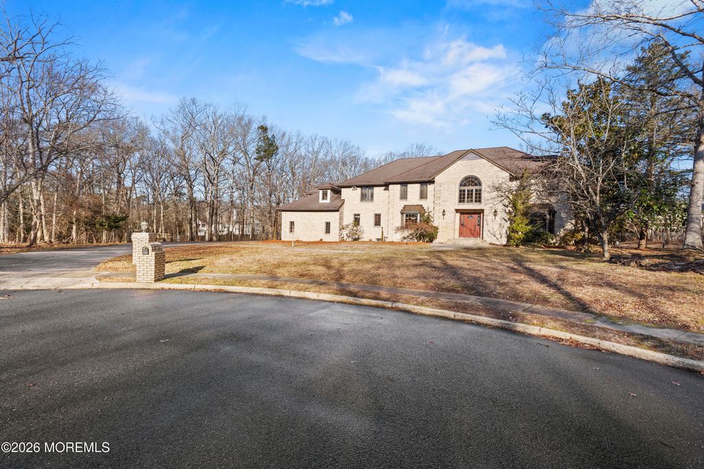 305 Woodview Court, Toms River, NJ 08755