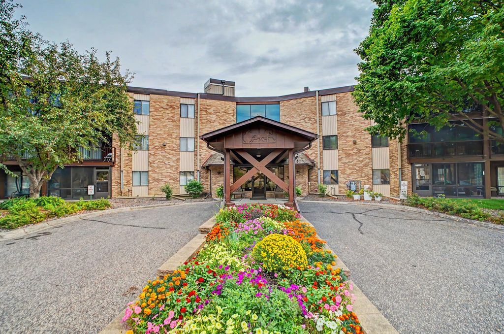 2680 Oxford Street N 145, Roseville, MN 55113 — exterior