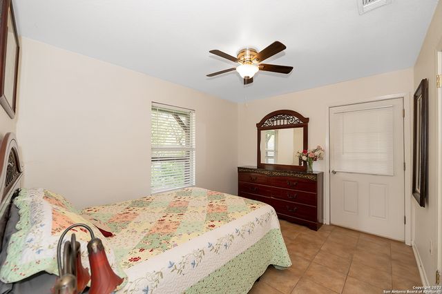 1060 DEMI JOHN BEND RD, Canyon Lake, TX 78133