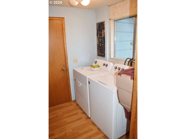 212 S WATER St, Weston, OR 97886
