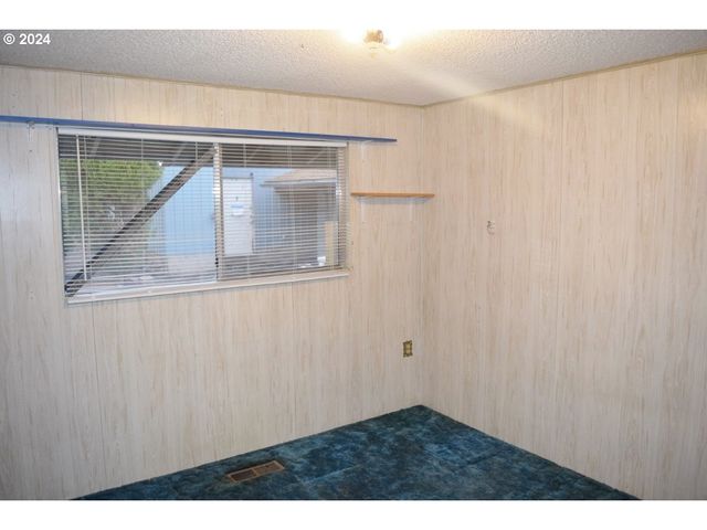 212 S WATER St, Weston, OR 97886