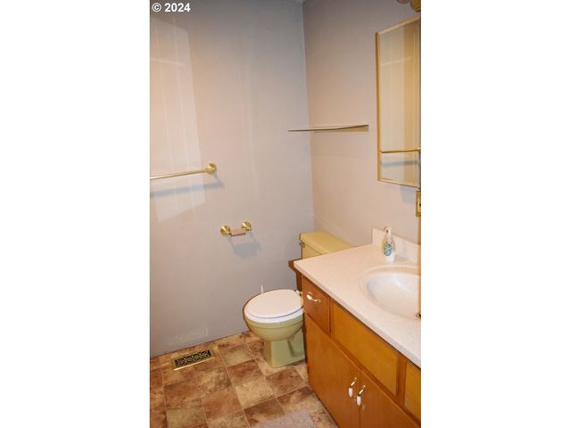 212 S WATER St, Weston, OR 97886