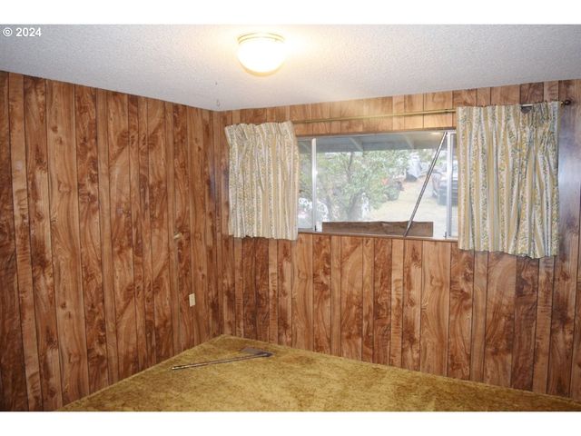 212 S WATER St, Weston, OR 97886