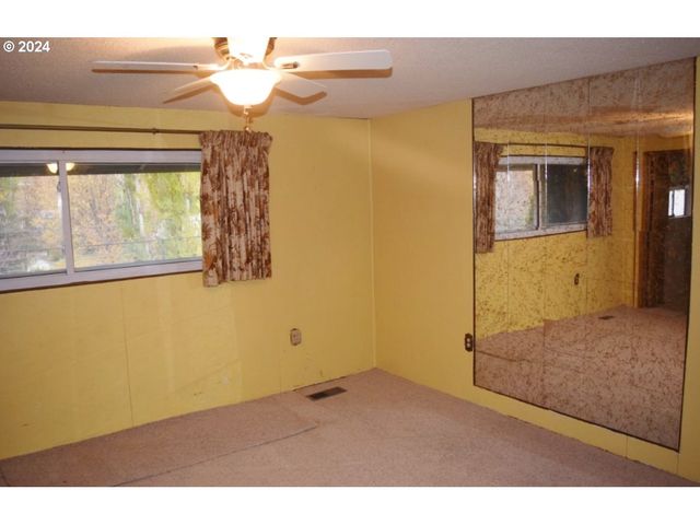 212 S WATER St, Weston, OR 97886