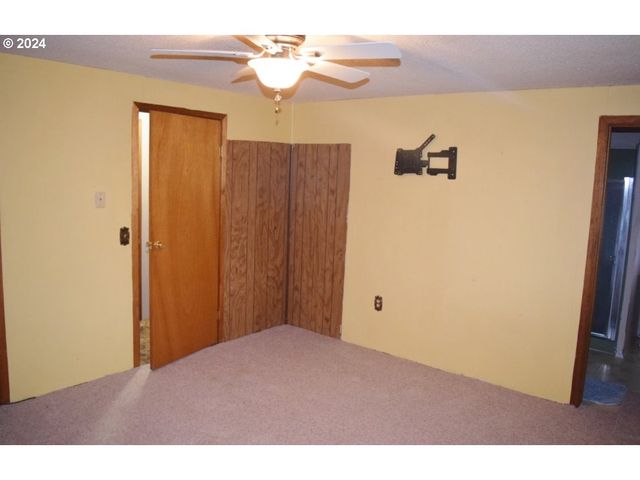212 S WATER St, Weston, OR 97886