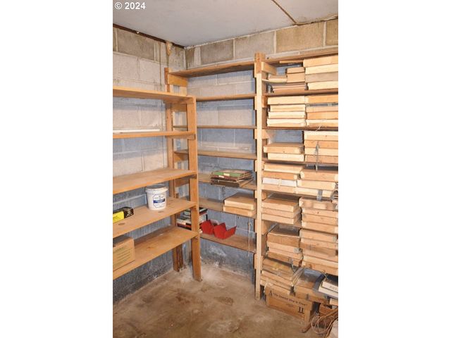 212 S WATER St, Weston, OR 97886