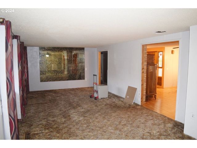 212 S WATER St, Weston, OR 97886