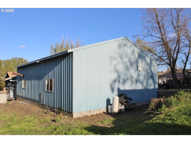 212 S WATER St, Weston, OR 97886