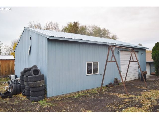 212 S WATER St, Weston, OR 97886