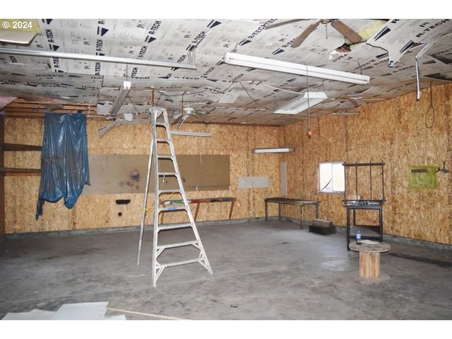 212 S WATER St, Weston, OR 97886
