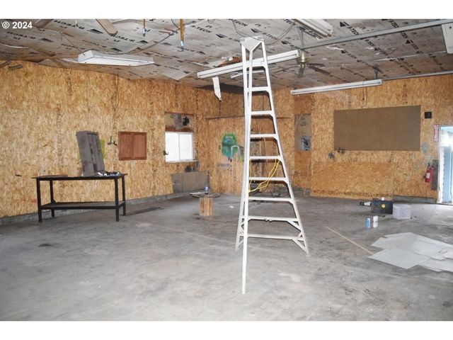 212 S WATER St, Weston, OR 97886