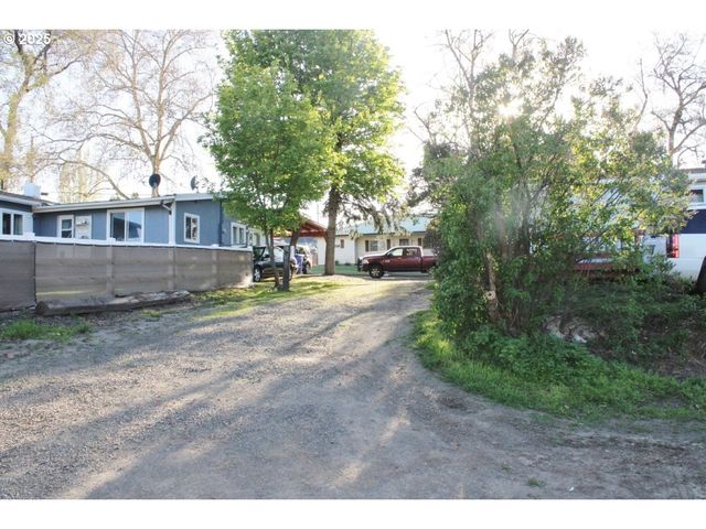 212 S WATER St, Weston, OR 97886