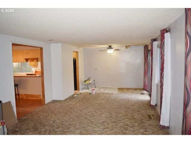 212 S WATER St, Weston, OR 97886