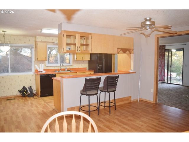 212 S WATER St, Weston, OR 97886