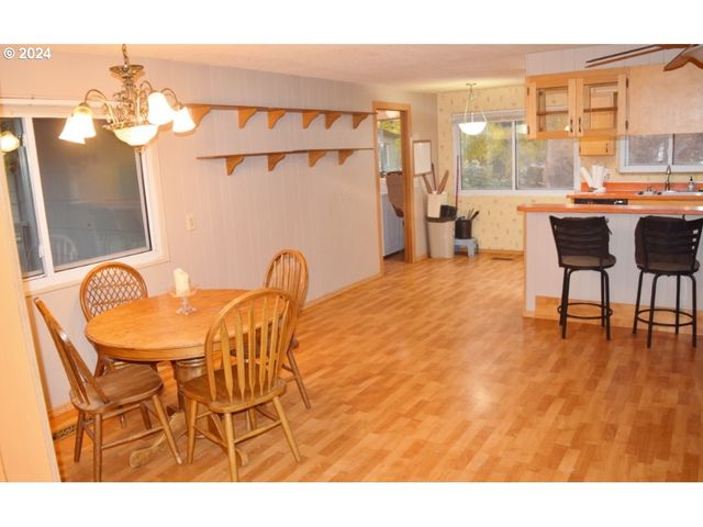 212 S WATER St, Weston, OR 97886