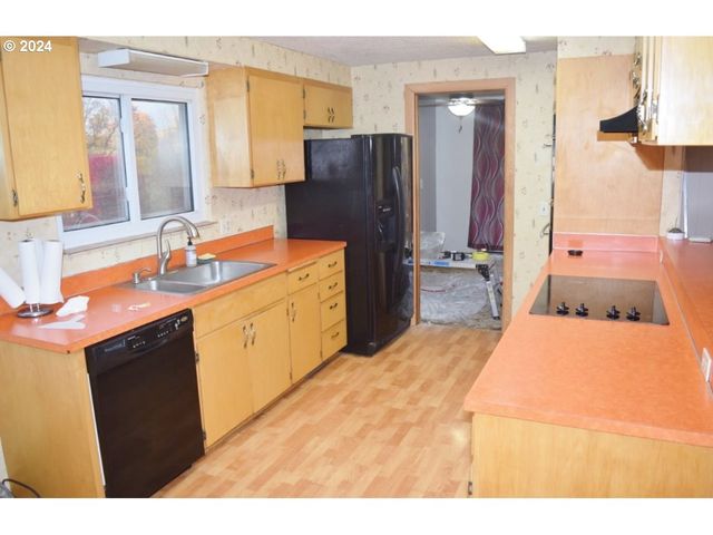 212 S WATER St, Weston, OR 97886