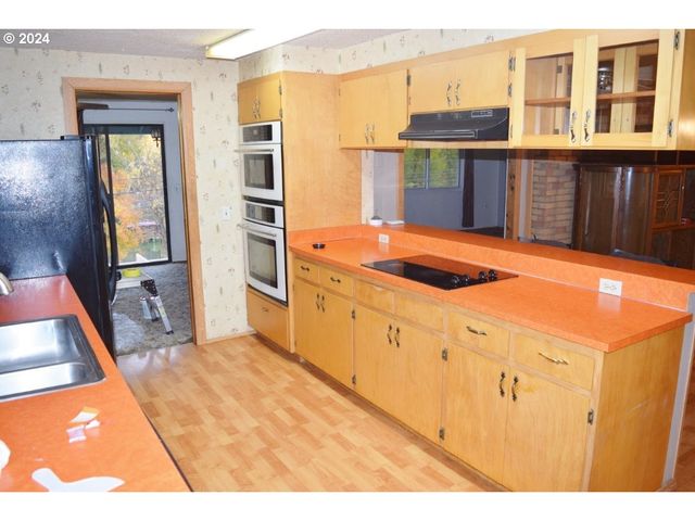 212 S WATER St, Weston, OR 97886