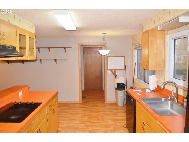 212 S WATER St, Weston, OR 97886