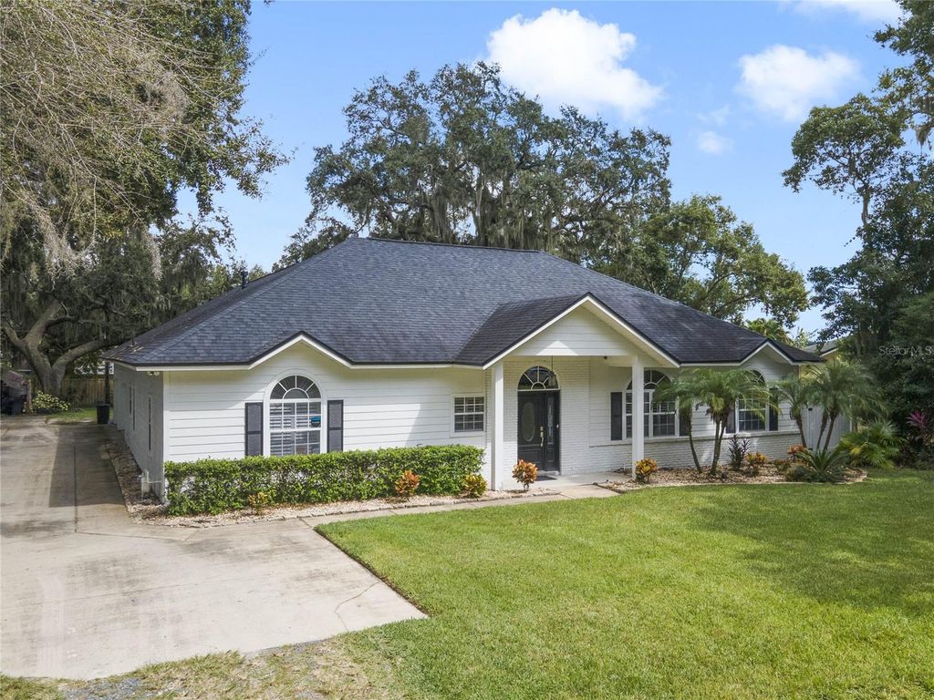 Image 3 of property listing at 715 MAGNOLIA STREET, Windermere, FL 34786