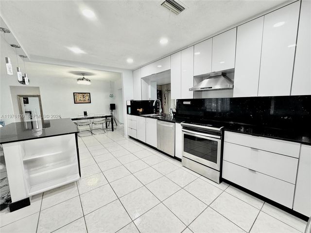 7005 NW 94th Ave, Tamarac, FL 33321