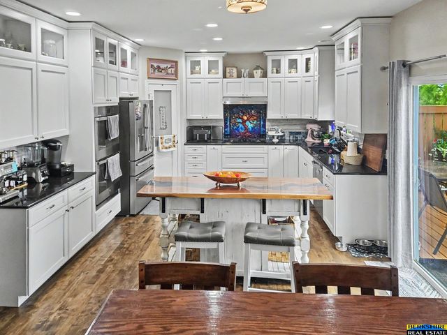 2340 Sand Hills Drive, Papillion, NE 68046