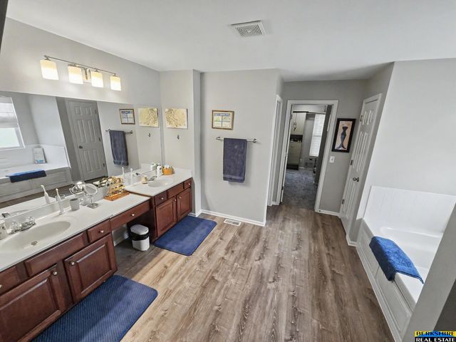 2340 Sand Hills Drive, Papillion, NE 68046