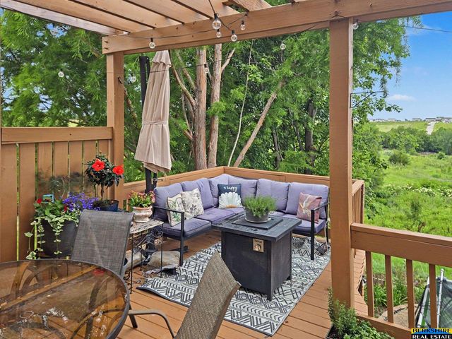 2340 Sand Hills Drive, Papillion, NE 68046
