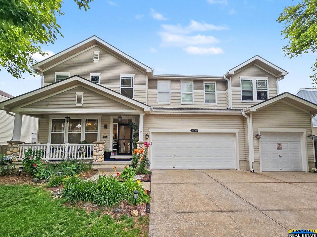 2340 Sand Hills Drive, Papillion, NE 68046