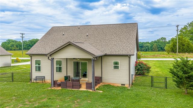 1572 Walnut Grove Road, Pauline, SC 29374