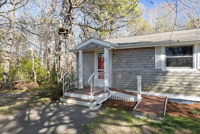 6 Stanley Pl, Barnstable, MA 02601