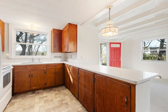 6 Stanley Pl, Barnstable, MA 02601