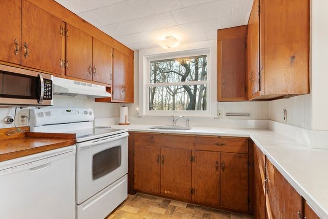 6 Stanley Pl, Barnstable, MA 02601