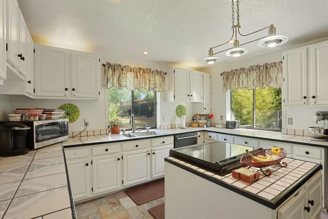 2442 Huckleberry Ln, Valley Springs, CA 95252