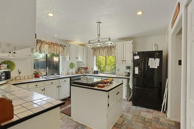 2442 Huckleberry Ln, Valley Springs, CA 95252