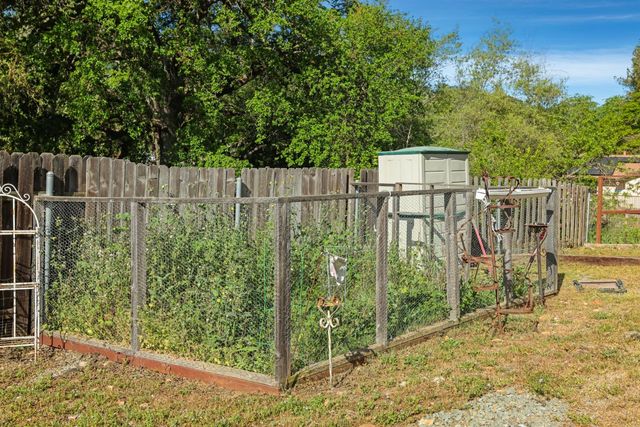 2442 Huckleberry Ln, Valley Springs, CA 95252