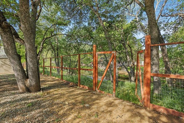 2442 Huckleberry Ln, Valley Springs, CA 95252