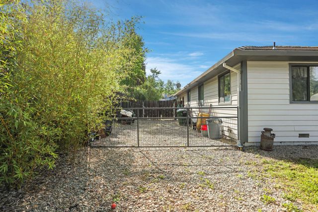 2442 Huckleberry Ln, Valley Springs, CA 95252