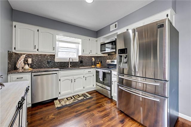 724 Valerie Lane, Gardner, KS 66030