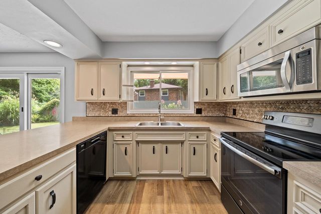 W3490 Oakwood DRIVE, Lake Geneva, WI 53147