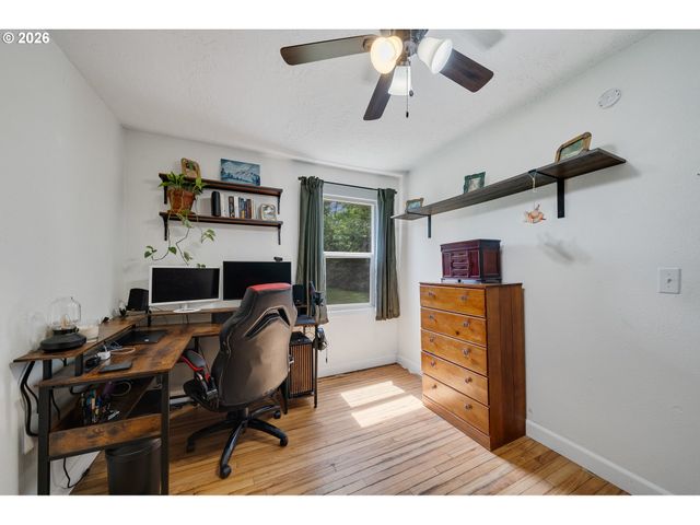 8934 Ne SUMNER St, Portland, OR 97220