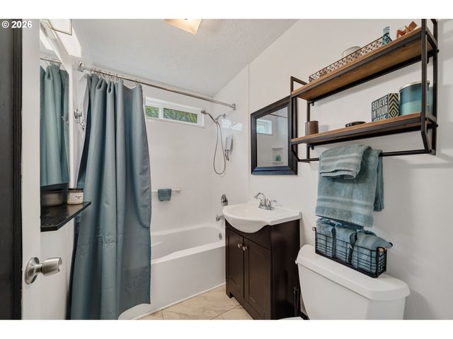 8934 Ne SUMNER St, Portland, OR 97220
