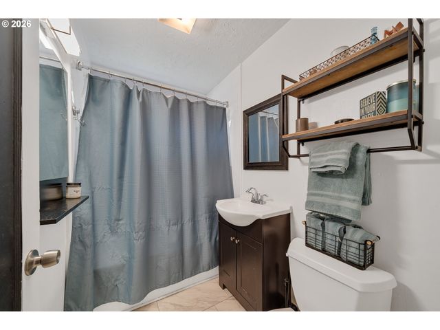 8934 Ne SUMNER St, Portland, OR 97220