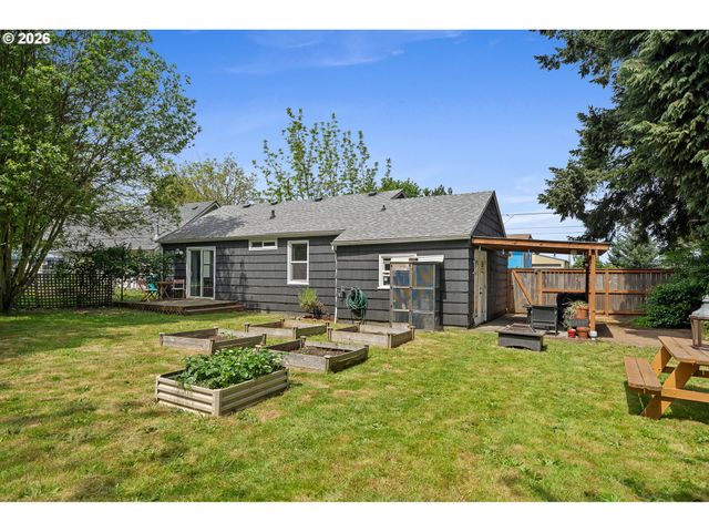 8934 Ne SUMNER St, Portland, OR 97220
