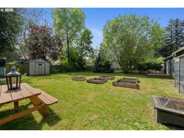 8934 Ne SUMNER St, Portland, OR 97220