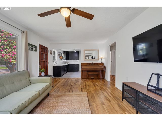 8934 Ne SUMNER St, Portland, OR 97220