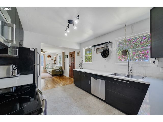 8934 Ne SUMNER St, Portland, OR 97220