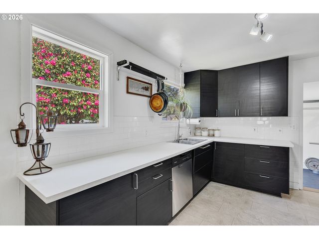 8934 Ne SUMNER St, Portland, OR 97220