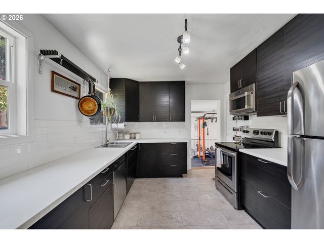 8934 Ne SUMNER St, Portland, OR 97220