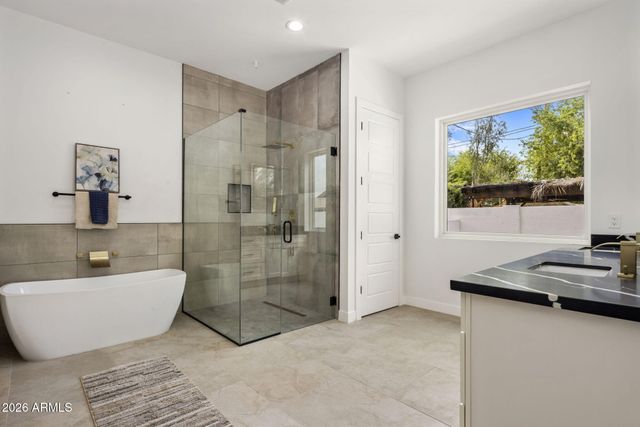 707 E OCOTILLO Road, Phoenix, AZ 85014