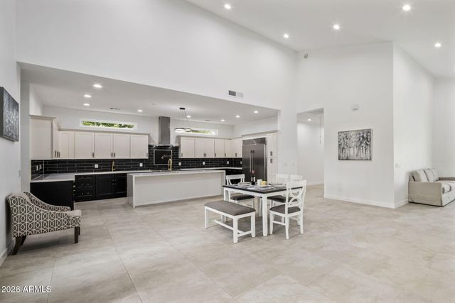 707 E OCOTILLO Road, Phoenix, AZ 85014
